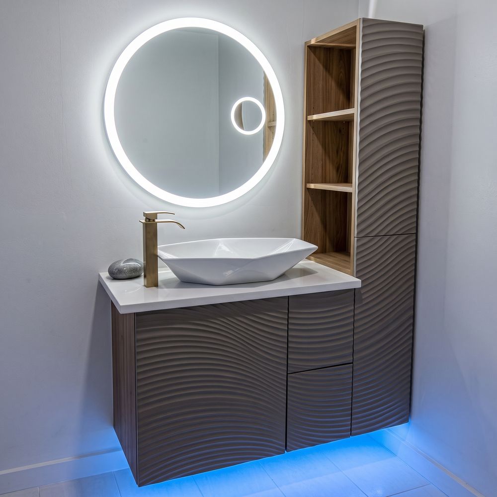 Vanity flotante oscuro con luz LED por debajo y torre de repisas abiertas