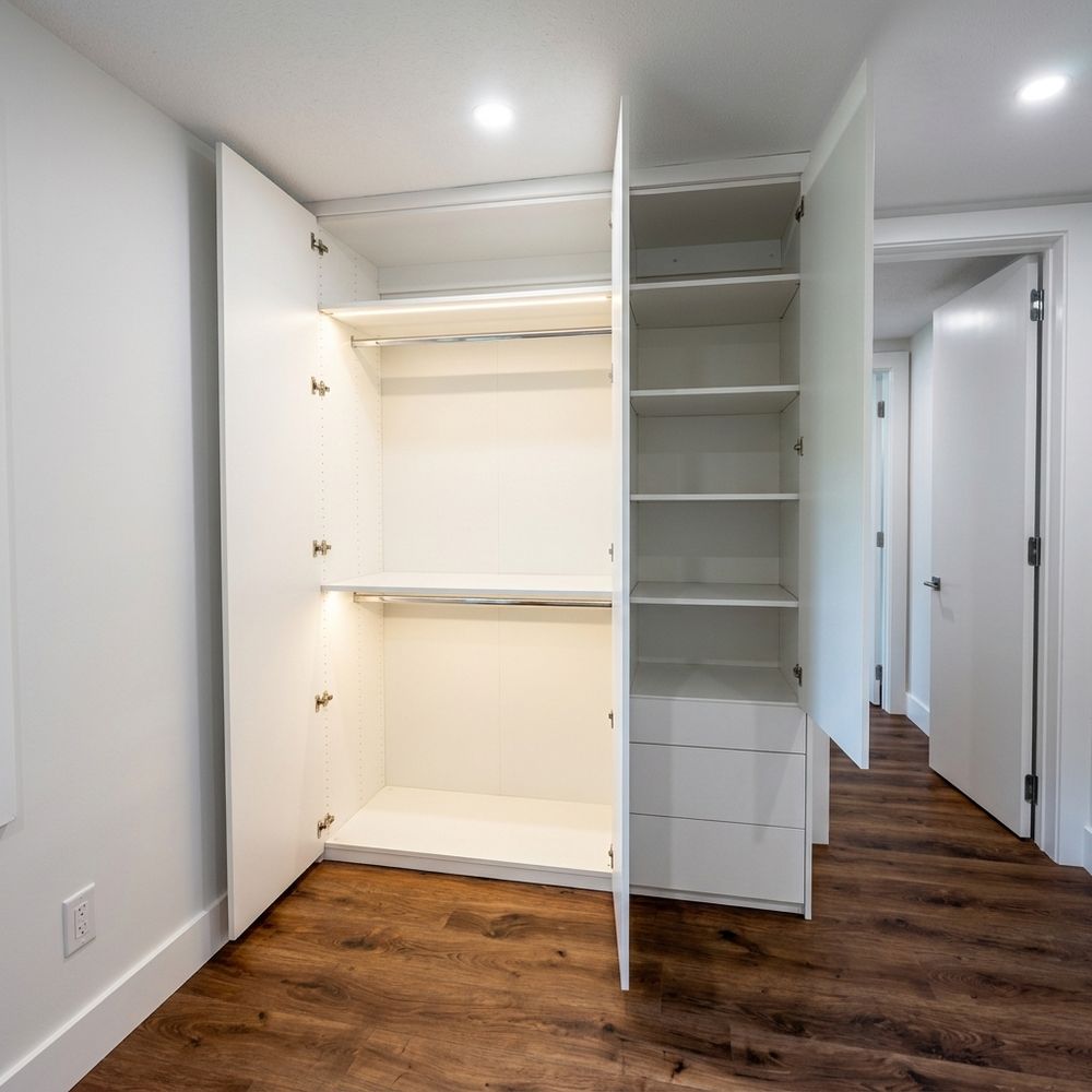 Closet compacto con entrepaños iluminados con LED integrado y barra para colgar