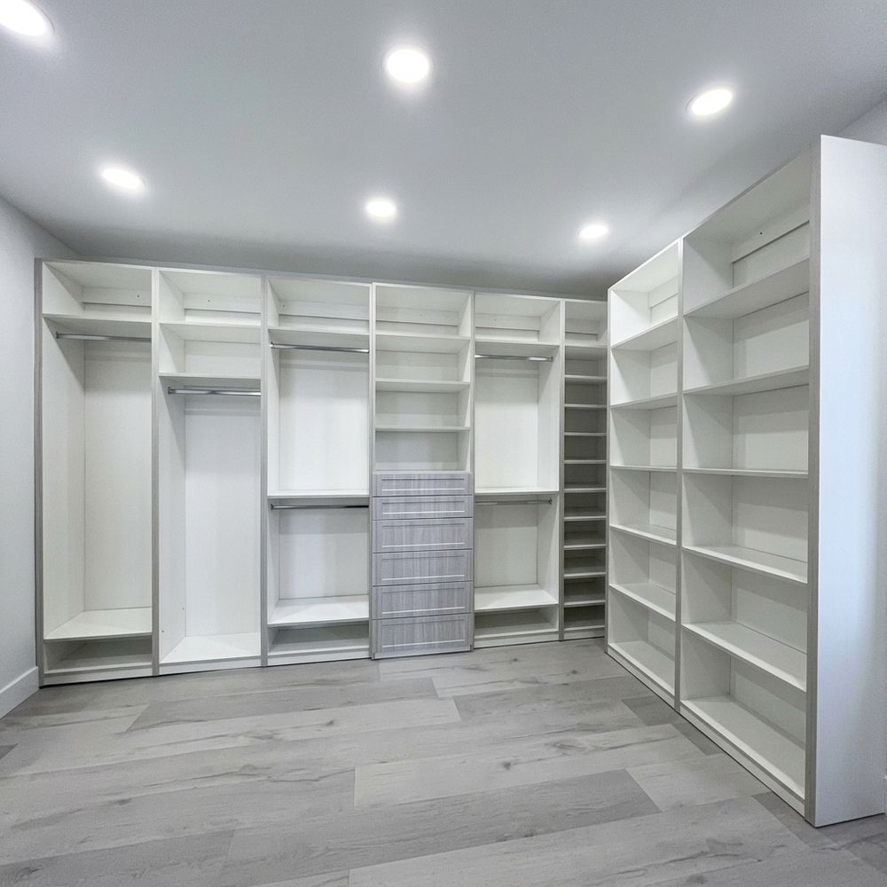 Walk-in closet amplio en blanco con estantería abierta en tres paredes