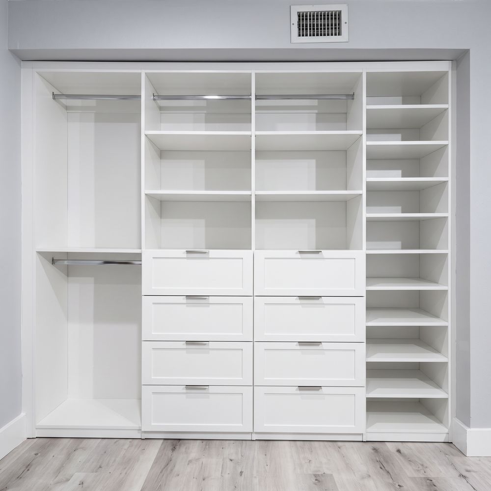 Pared completa de closet empotrado con gaveteros centrales y entrepaños regulables