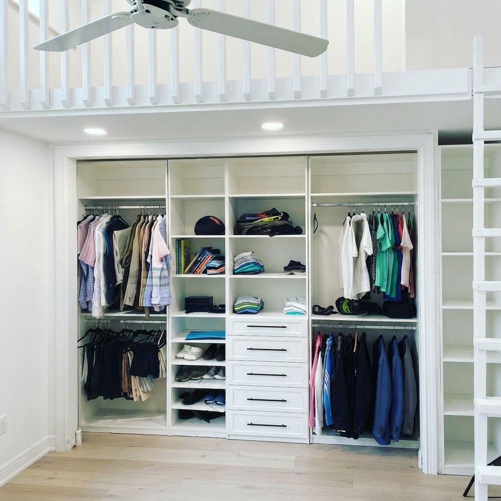 Closet aprovechando el espacio bajo la escalera, con barras dobles y gaveteros