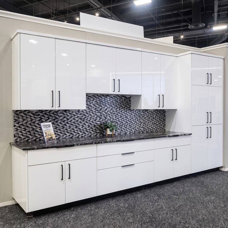 Gabinetes blancos de alto brillo con backsplash de mosaico oscuro
