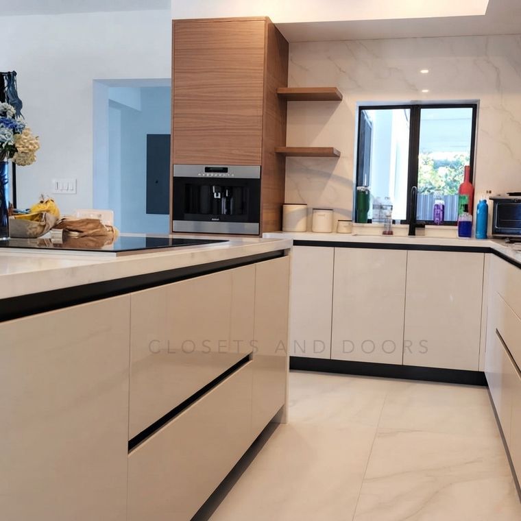 Cocina en tonos arena con isla y repisas flotantes de madera