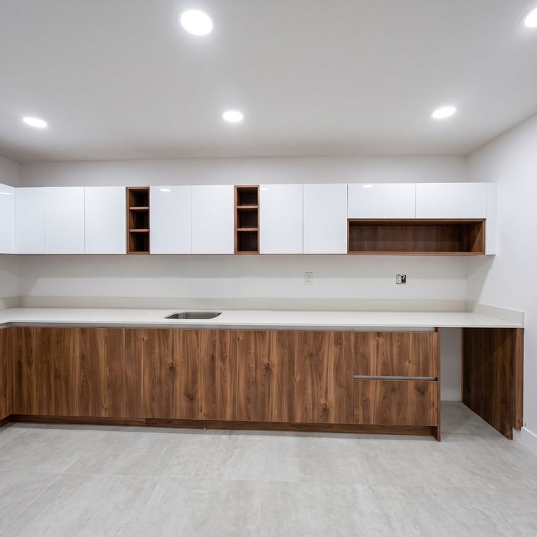 Mueble de cocina recién instalado en blanco y nogal, listo para entrega